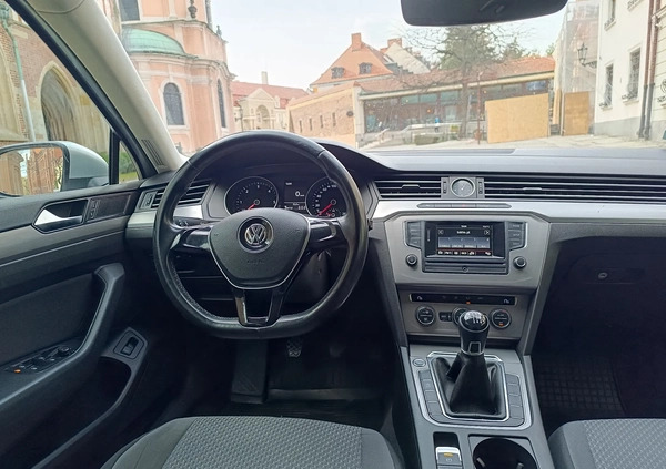 Volkswagen Passat cena 45500 przebieg: 244000, rok produkcji 2016 z Wrocław małe 277